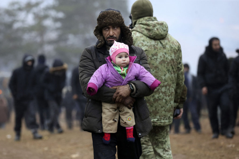 Гібридна війна мігрантами. Що робити Україні