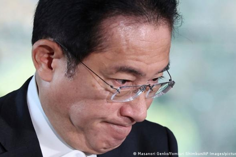 Уряд Японії у повному складі пішов у відставку: що трапилось