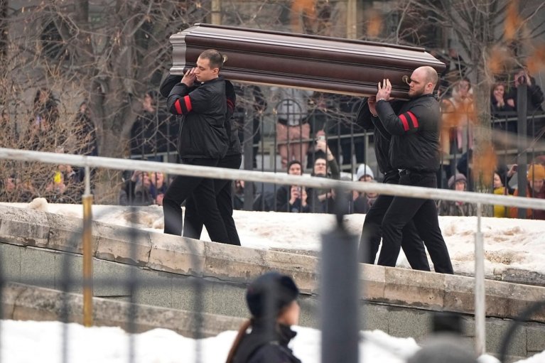 У Мережі показали тіло Навального на відспівуванні у храмі