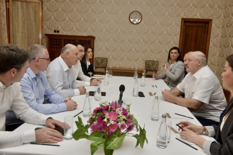 Лукашенко після відвідин Путіна поїхав до окупованої росіянами Абхазії