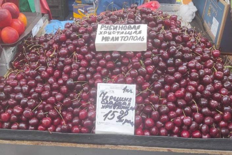 Ягідне мародерство: у Білорусі почали торгувати краденою українською черешнею з Мелітополя (ФОТО)