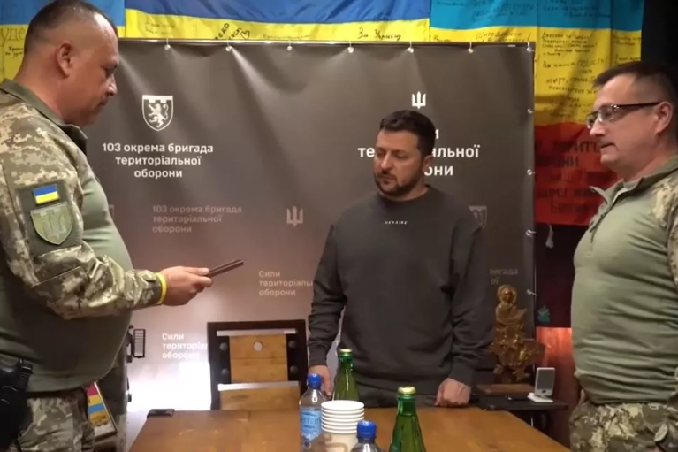Зеленский посетил Купянско-Лиманское направление фронта: встретился с военными (ВИДЕО)