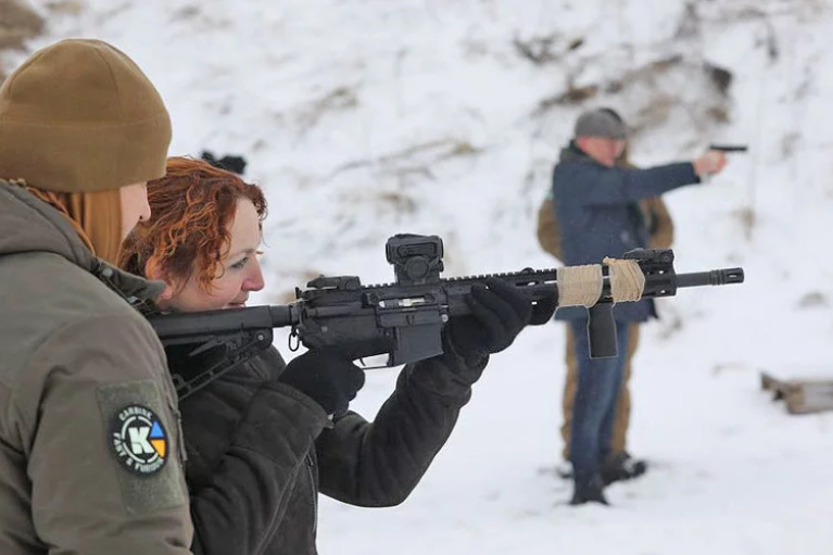 У Львові комунальників навчають стріляти