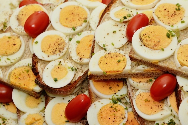 Варені яйця не можна їсти з такими соусами: лікарі поділилися порадами