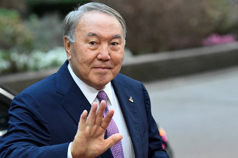 "Я 30 лет работал не покладая рук": Назарбаев впервые за время протестов обратился к народу Казахстана (ВИДЕО)