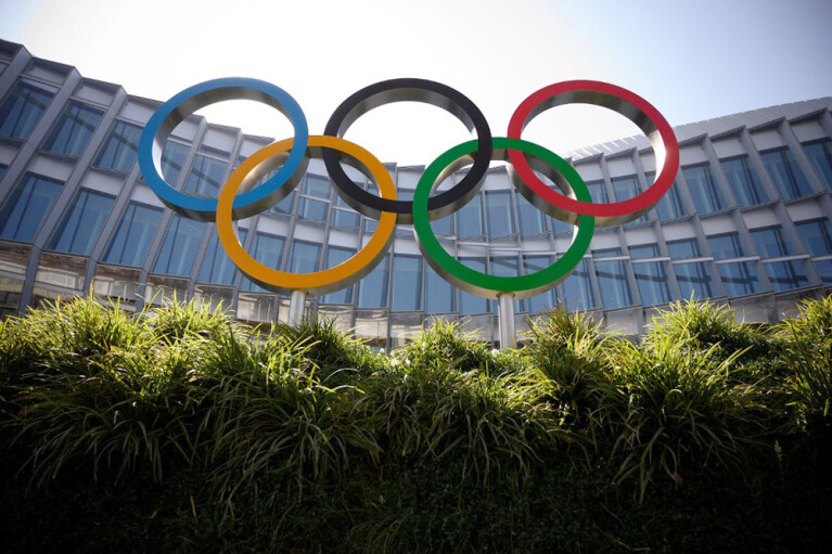 МОК обещает соблюдать санкции против спортсменов из России и Беларуси