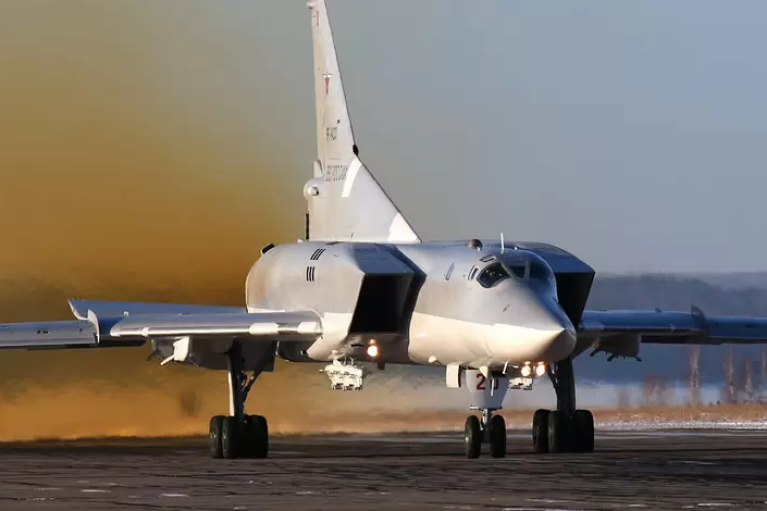 Не сбили, а сам упал: В Минобороны РФ уверяют, что Ту-22 "приземлился" из-за "технической неисправности"