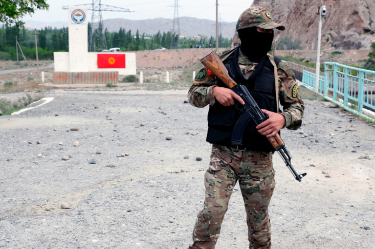 На границе Кыргызстана и Таджикистана произошла стрельба: есть раненые