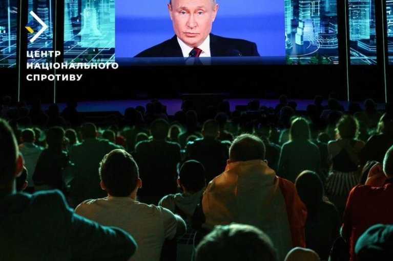 На окупованих територіях росіяни змушують місцевих до перегляду інавгурації Путіна