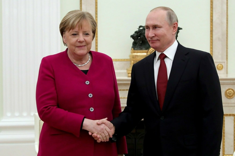 "Капитуляцию Путина примем и стоя", — Данилов ответил Меркель на предложение сесть за стол переговоров