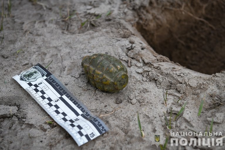 В Запорожье возле учебного заведения нашли пакет с 10 гранатами (ФОТО)