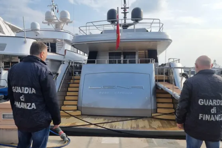 В Италии внезапно исчезла яхта российского олигарха, — СМИ