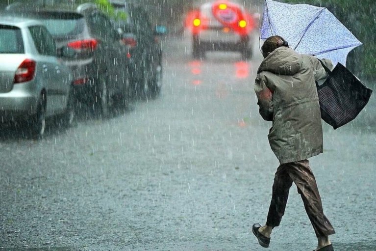 Чи несе загрозу кольоровий дощ, що пройшов сьогодні  в Україні: пояснення ДСНС