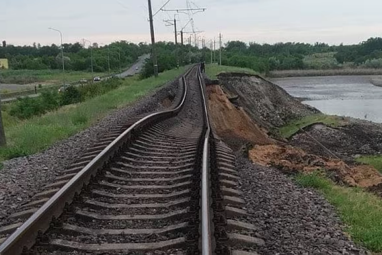 Подрыв Каховской ГЭС: На Днепропетровщине просело железнодорожное полотно, "УЗ" отменяет поезда