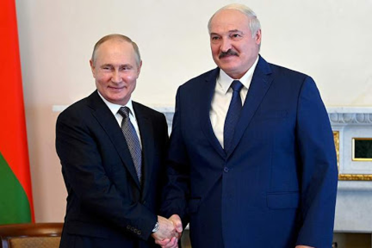 Лукашенко передал Путину 131,5 тысяч тонн боеприпасов для убийств украинцев, – СМИ