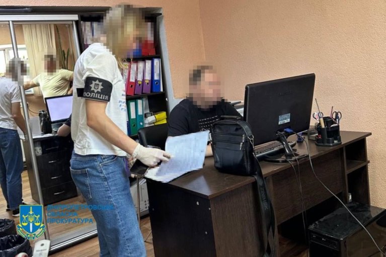 У Кривому Розі начальниця відділу освіти з подільниками "заробила" на укриттях понад 1 млн грн