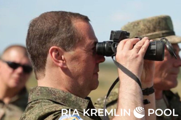 Медведев угрожает походом российских вояк "на Львов"