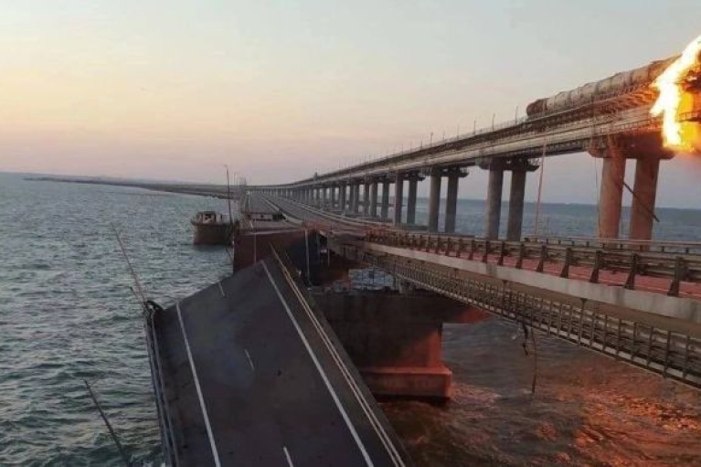 Россия прекратила поставки вооружения через Керченский мост после украинских атак, — СМИ