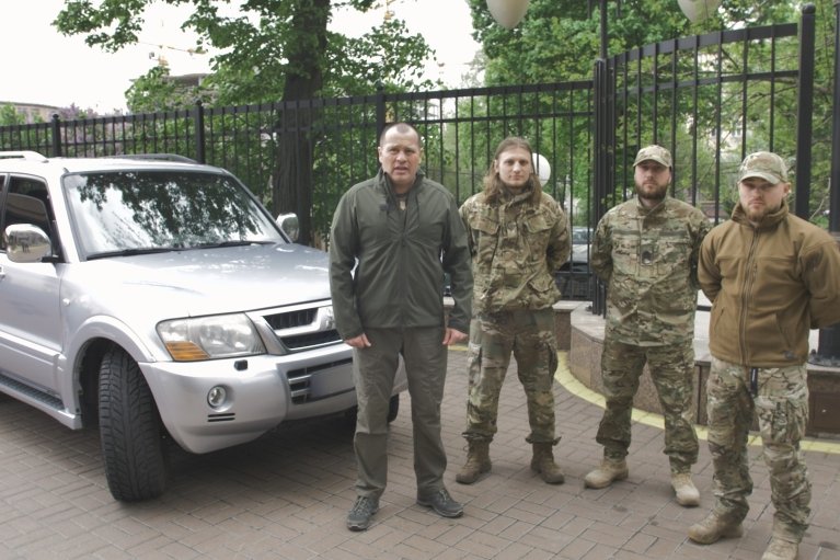 "Українська команда" передала легендарній бригаді "Азов" позашляховик на Лиманський напрямок