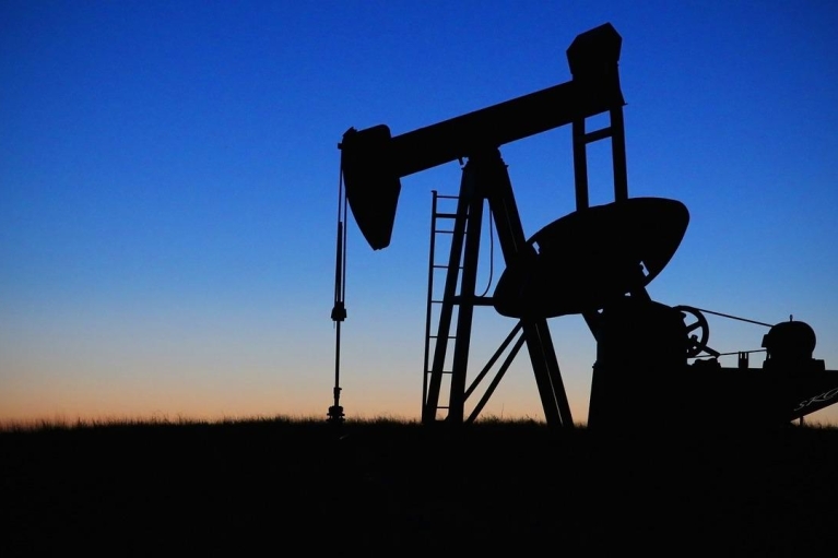 В России из-за санкций в следующем году добыча нефти упадет на треть, — СМИ