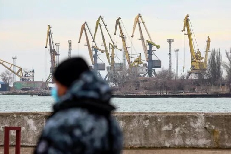 В России обещают выпустить иностранные суда из Мариуполя