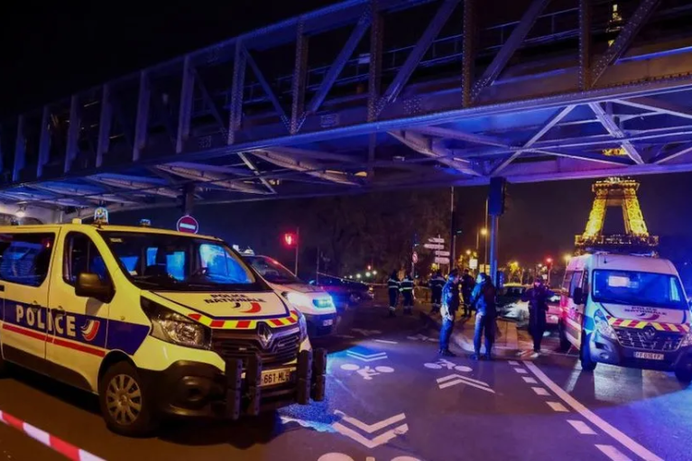Теракт в Париже: возле Эйфелевой башни один человек погиб и двое получили ранения
