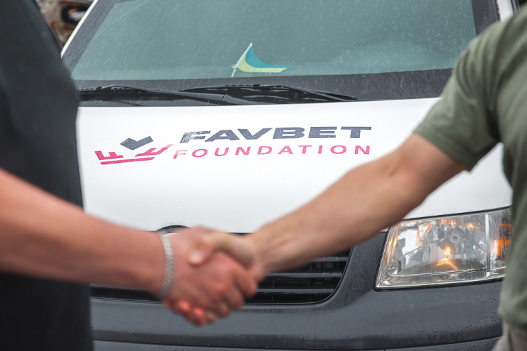 Favbet Foundation передал бронированный автомобиль для нужд украинских защитников