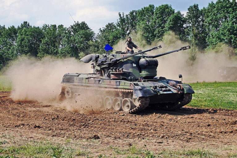 Германия передала Украине три установки Gepard, бронетранспортеры и снаряды