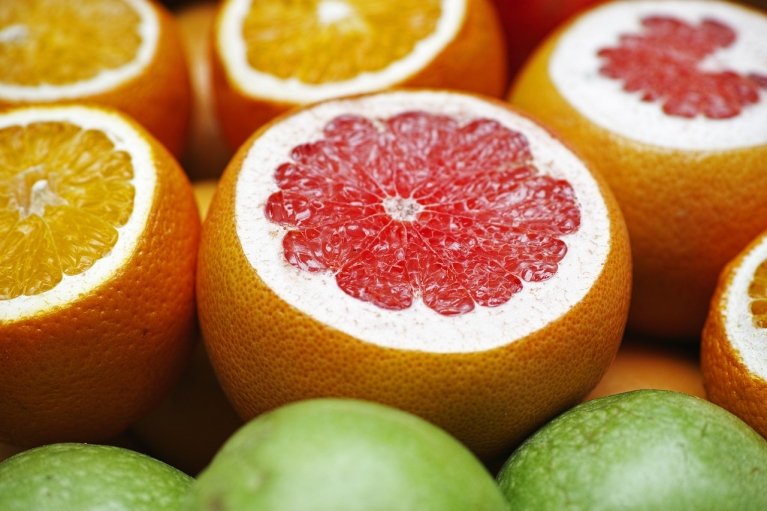 Блокирует жир и ускоряет обмен веществ: диетолог назвал 5 полезных свойств грейпфрута