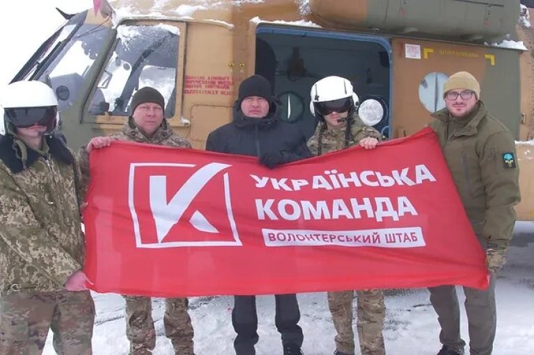 Володимир Кличко та "Українська команда" привезли 18-й бригаді армійської авіації шоломи для пілотів