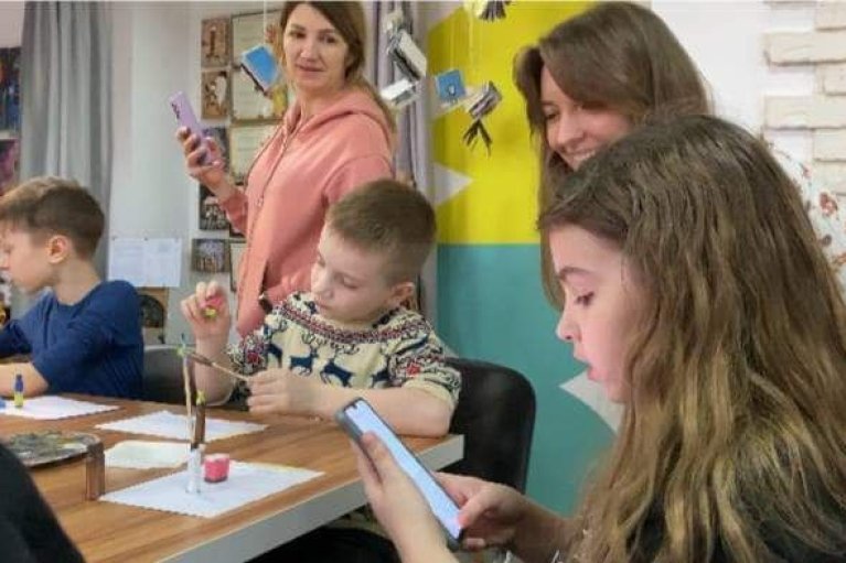 В Гончаренко центре дети из Мариуполя превратили использованные гильзы в произведения искусства