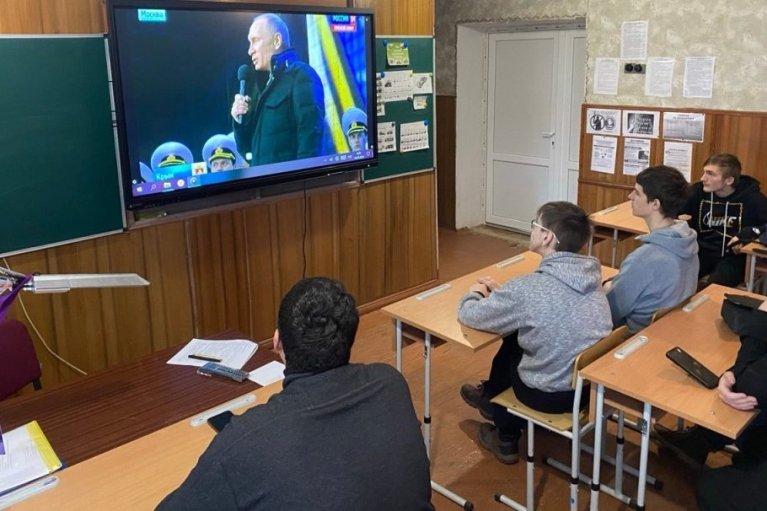 В профессиональных учебных заведениях Мариуполя нет отопления, а преподаватели учат любить Россию