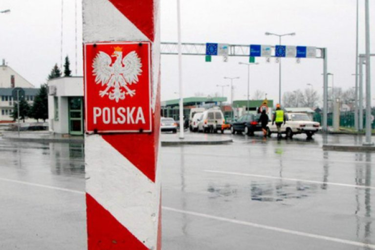 Мигрант ограбил польского пограничника на границе с Беларусью