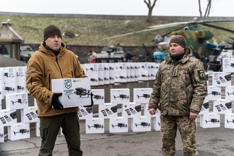 Сразу на фронт: ВСУ получили 100 дронов от Метинвеста Ахметова