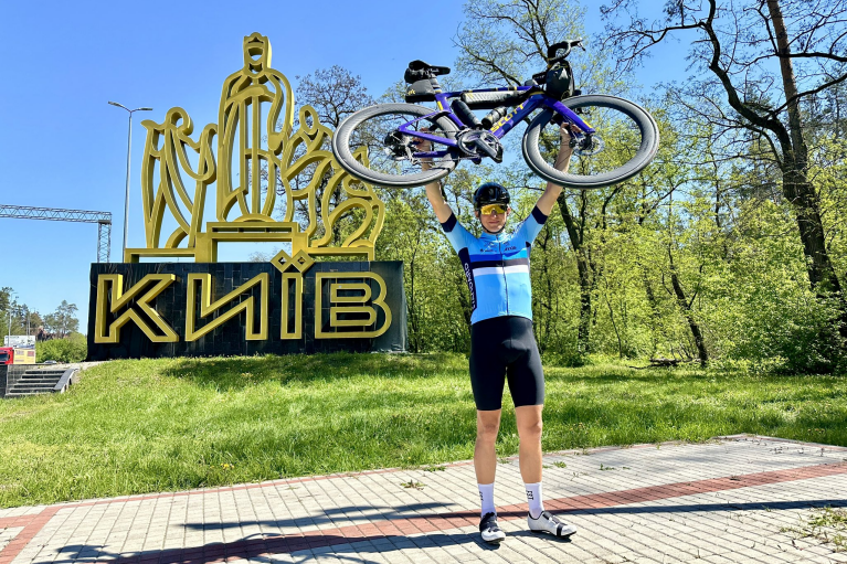 Эстонский депутат проехал на велосипеде из Таллинна в Киев, чтобы собрать донаты на помощь ВСУ (ФОТО)