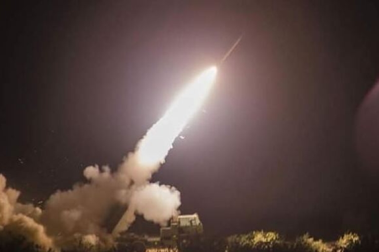 Российская атака на Запорожье: Зеленский опубликовал видео попадания ракеты в многоэтажку