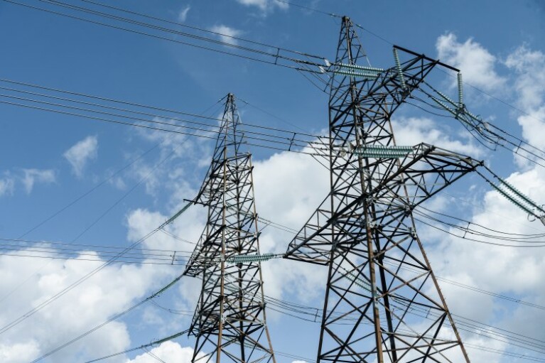 Энергетики возобновили электроснабжение в трех районах Сумской области