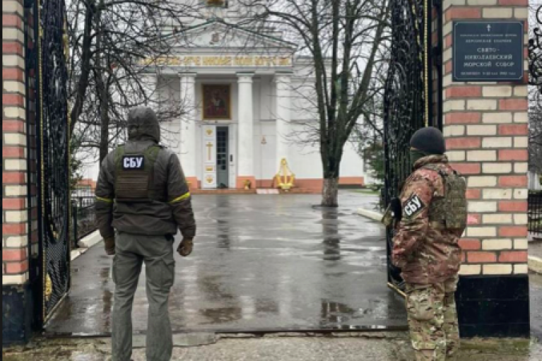 Правоохоронці в УПЦ МП Київщини та Херсонщини знайшли окрім агіток ще й підозрілих осіб
