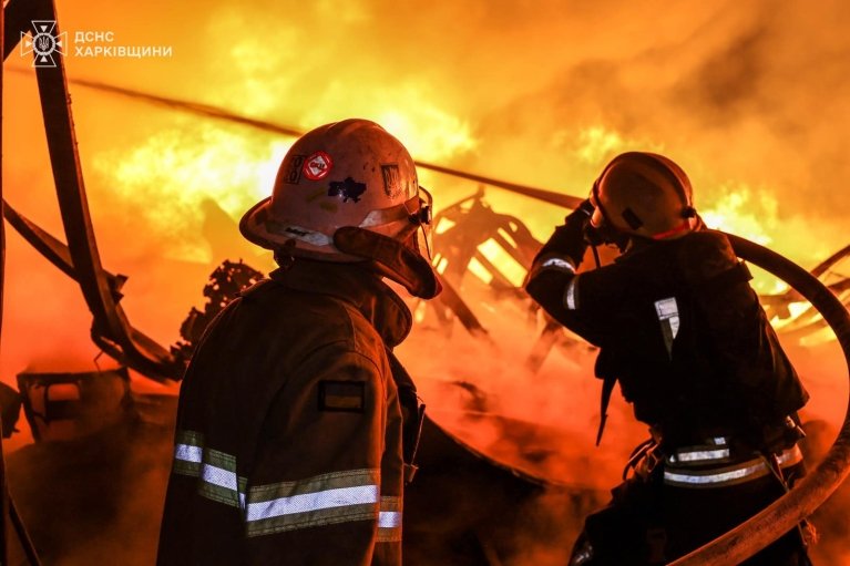 Спасатели продолжают тушить пожары, произошедшие в результате ночных атак врага (ФОТО)