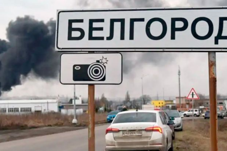 В российском Белгороде местные власти сообщают о десятках взрывов и пожарах: есть погибшие