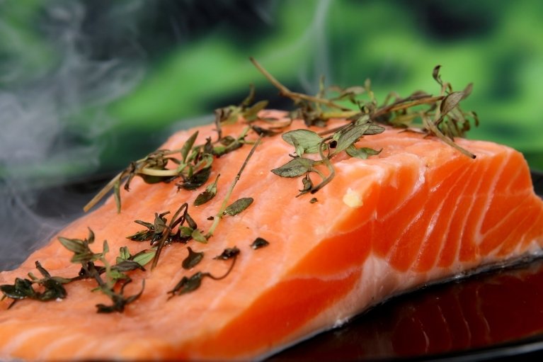 Защищает мозг, сердце и суставы: диетолог объяснила, чем лосось полезен для здоровья