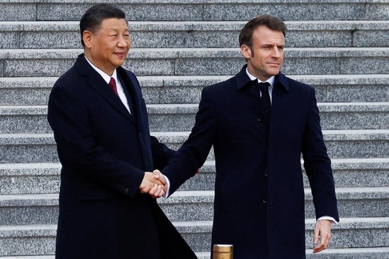 Макрон хочет укрепить отношения с Китаем, чтобы Си Цзиньпин повлиял на Путина, — Bloomberg