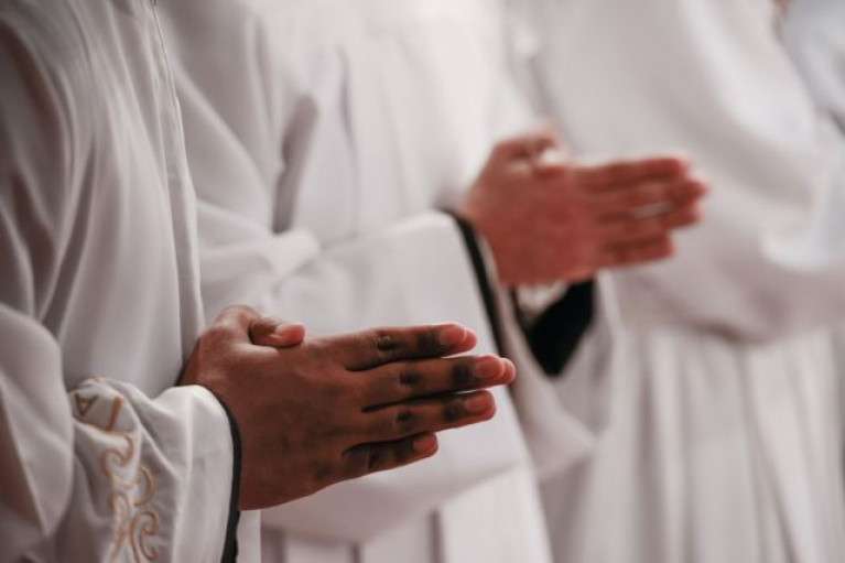 В Польше католический священник устроил оргию с участием мужчины-проститутки и не пускал к нему "скорую"