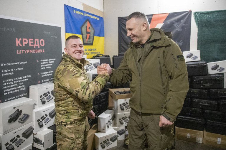 Віталій Кличко вчергове побував на передовій – відвіз захисникам Донбасу дрони, системи РЕБ та броньовик