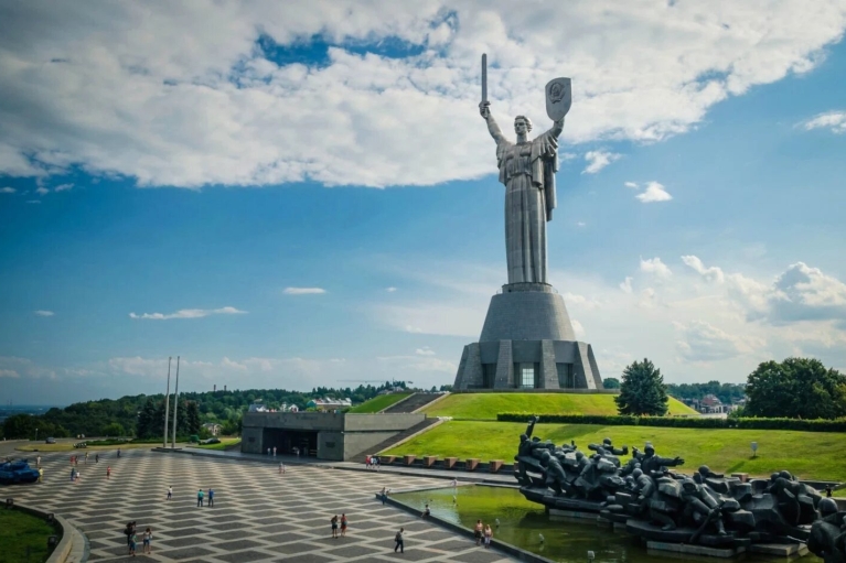 Снос "Родины-матери" в Киеве: в Минкульте отвергли призывы к демонтажу монумента