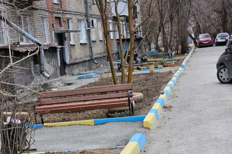 Жители российского Новосибирска пожаловались на желто-синий цвет бордюра (ФОТО)
