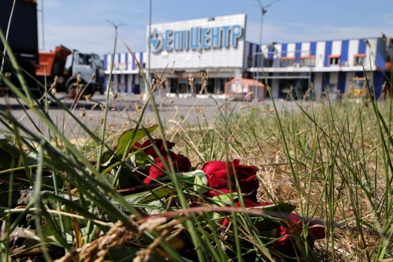 Щонайменше 14 загиблих: у Харкові — день жалоби після удару по "Епіцентру"