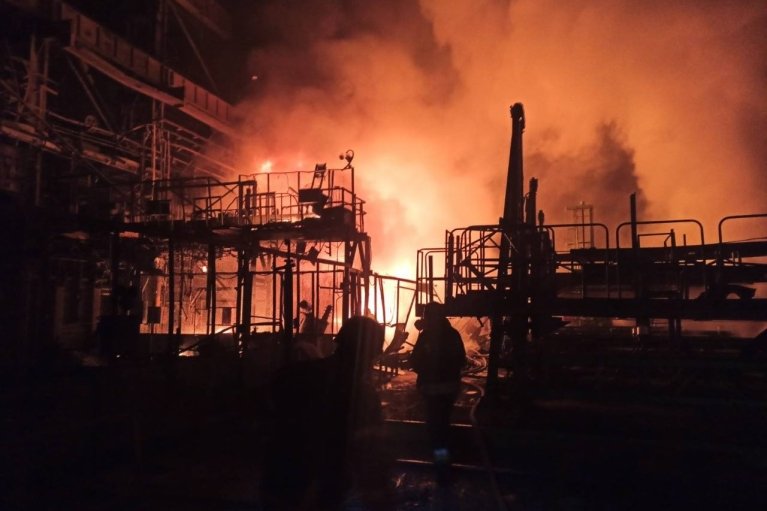 Вночі росіяни вдарили по Запоріжжю, зайнялася пожежа (ФОТО)