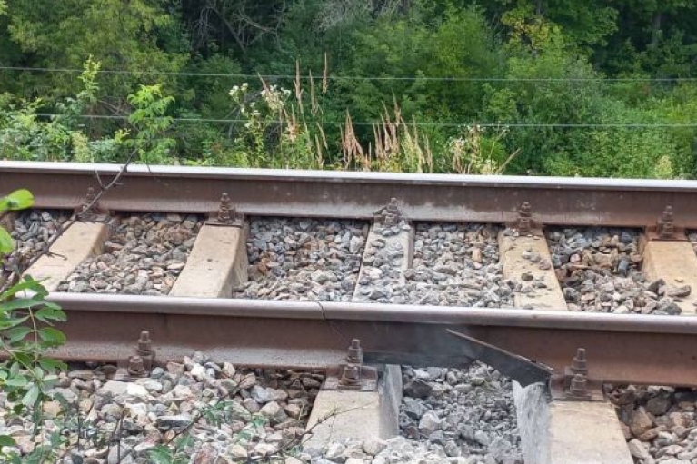 СМИ сообщили о повреждении железной дороги в Курской области России
