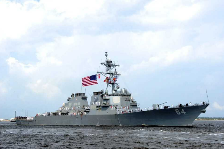Хуситы атаковали военный корабль США в Красном море